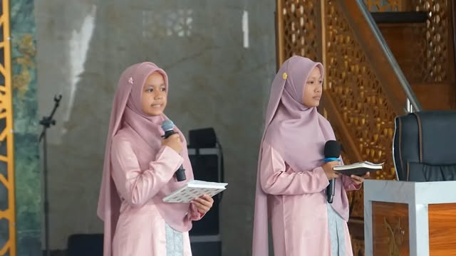 Praktik muhadharah (latihan berpidato) santriwati, dari Instagram @smp_quranazzahra